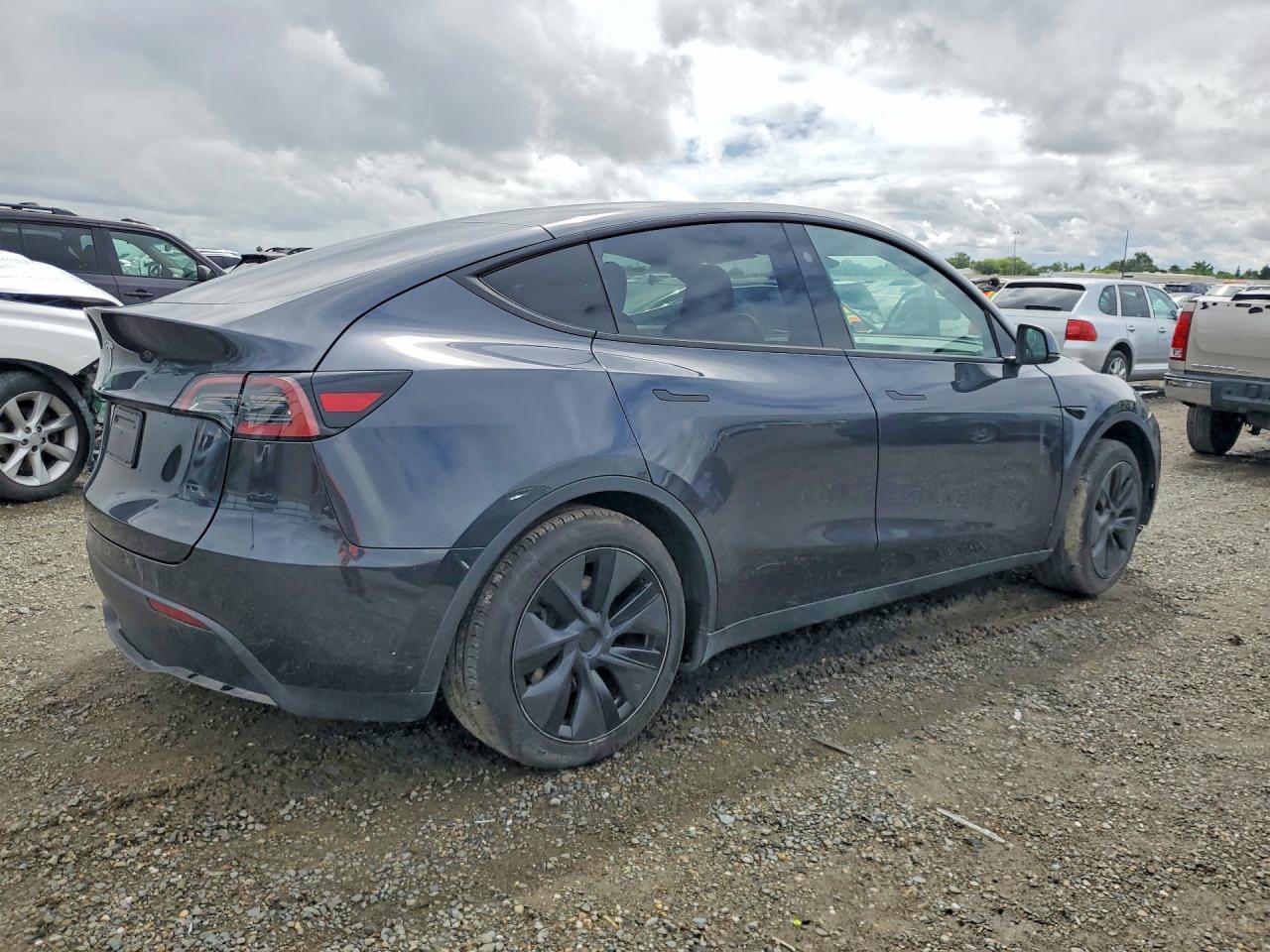 2025 Tesla Model Y - Фото 3