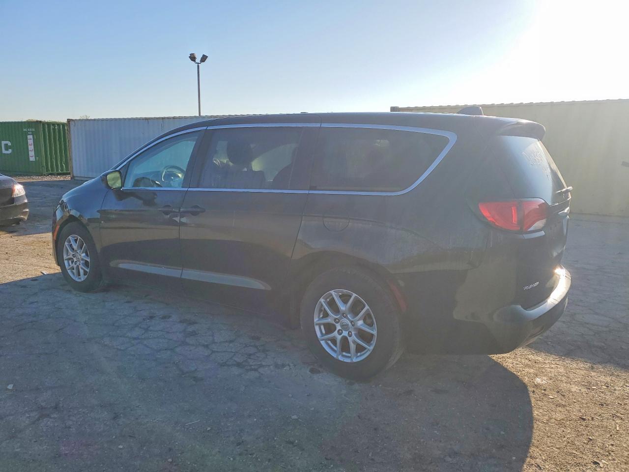 2022 Chrysler Voyager Lx - Image 2
