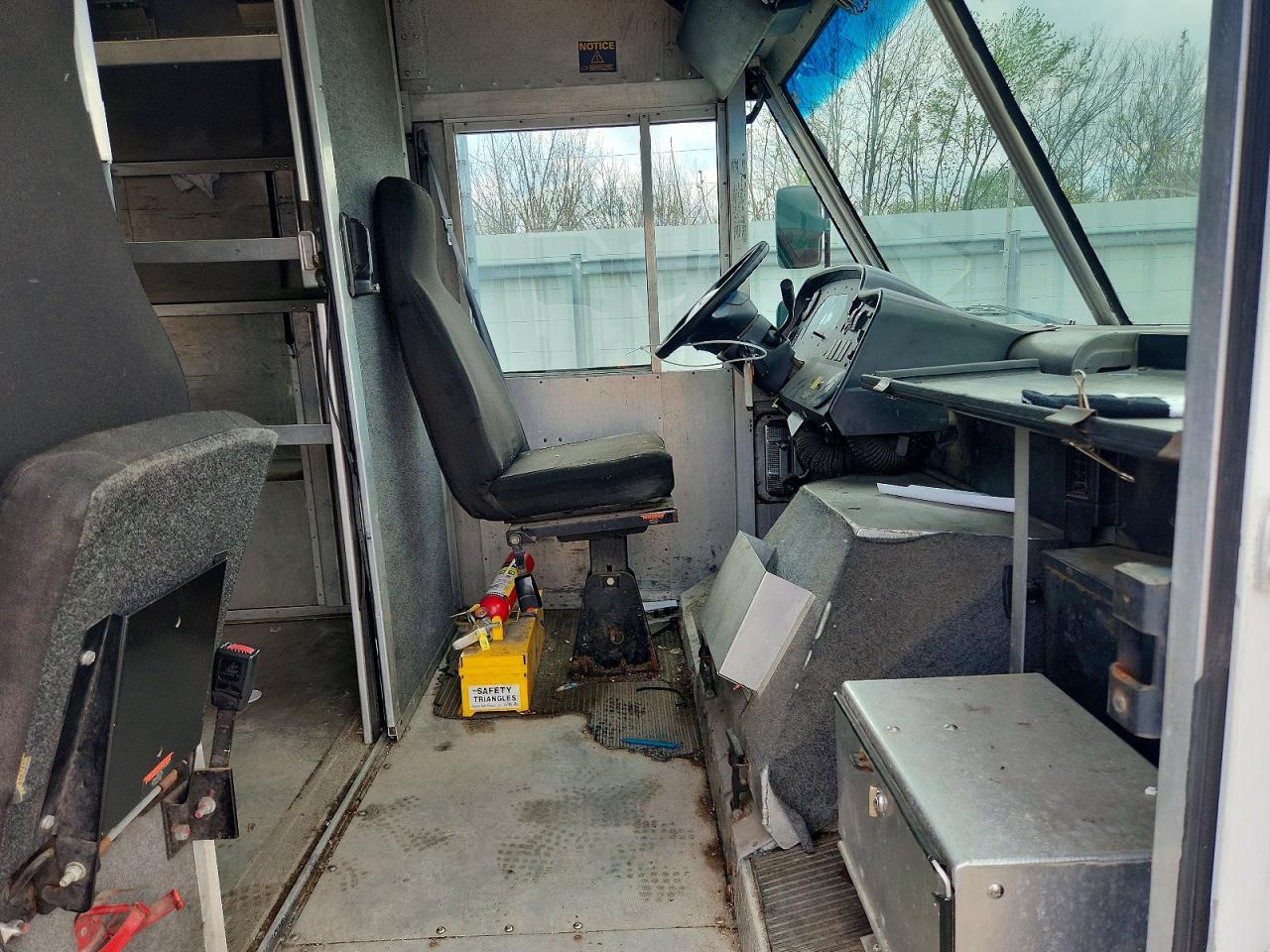 2014 Ford E450 - Delivery Truck - Image 7