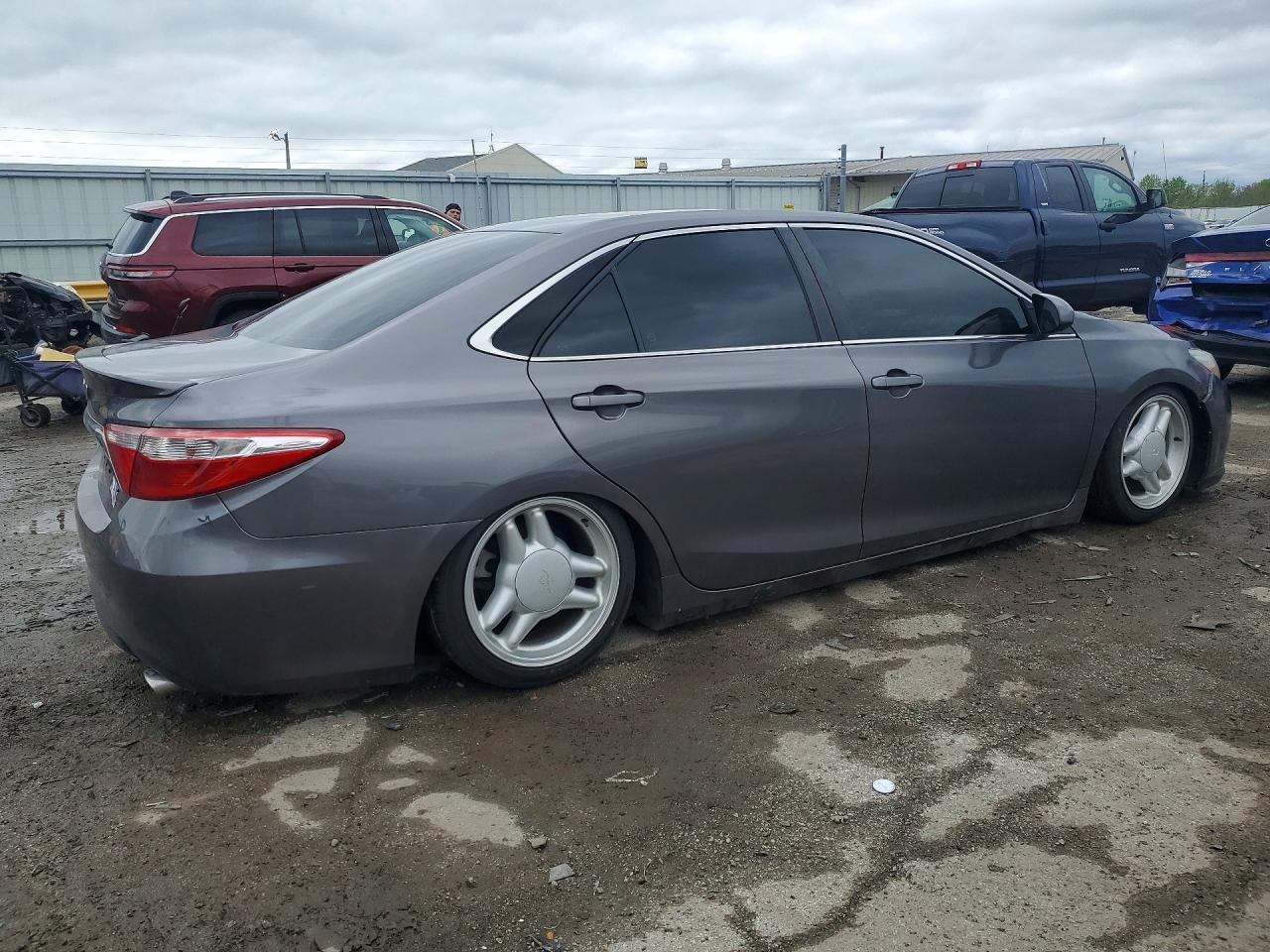 2017 Toyota Camry Se - Фото 3