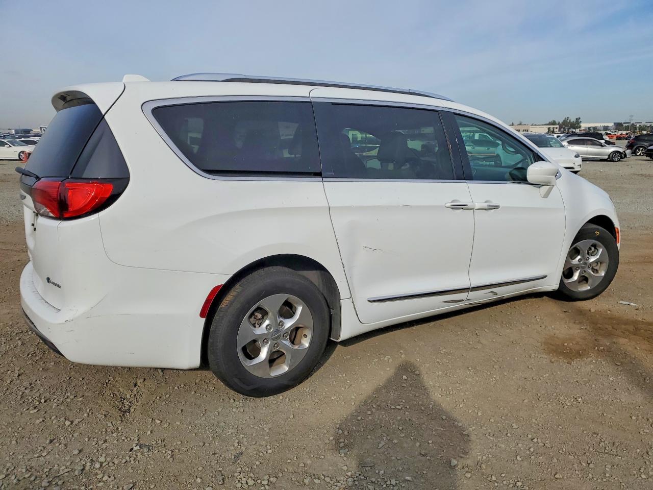 2018 Chrysler Pacifica Hybrid Touring L - Image 3