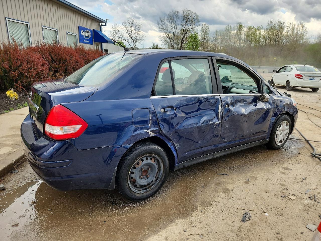 2010 Nissan Versa 1.8 S - Фото 3