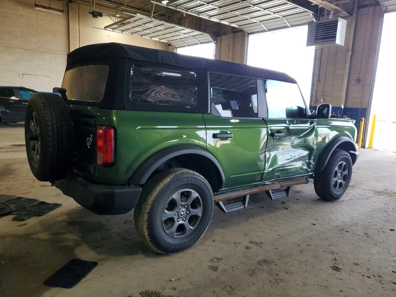 2023 Ford Bronco Base - Image 3