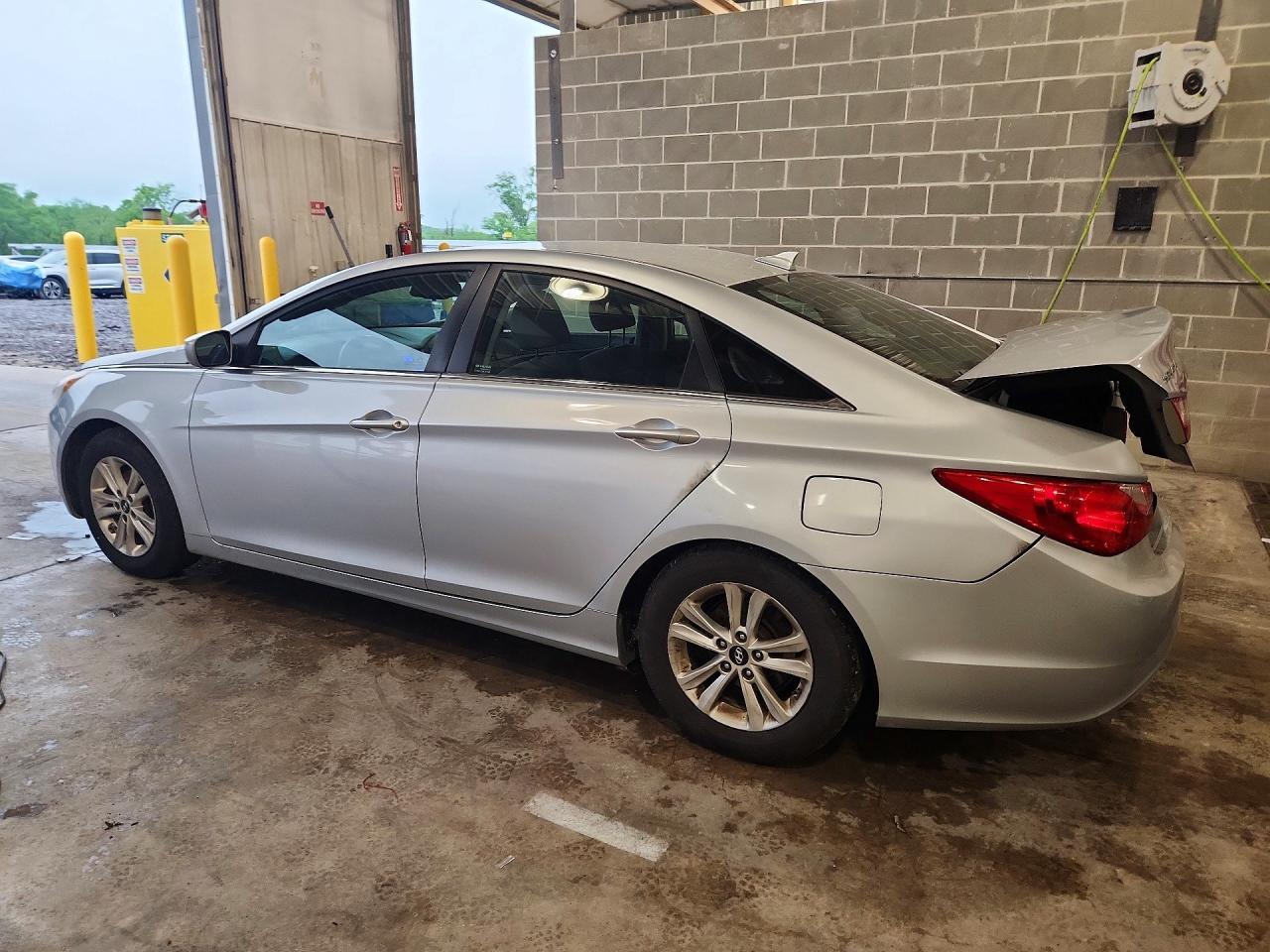 2013 Hyundai Sonata - Image 2