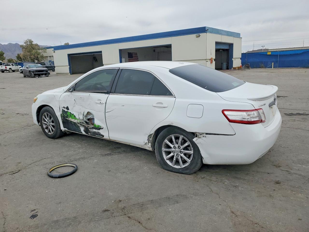2011 Toyota Camry Hybrid Base - Фото 2