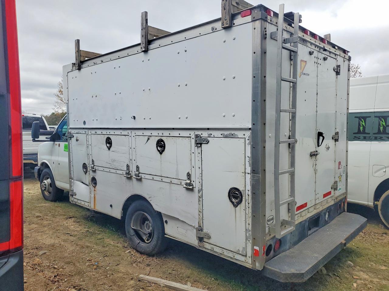 2004 GMC Savana Cutaway G3500 - Фото 2