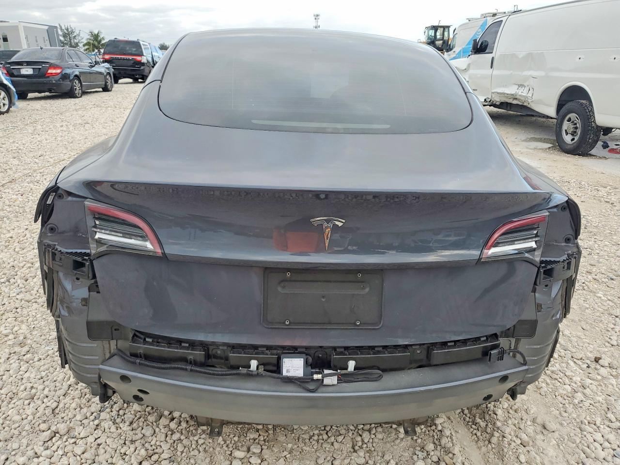 2022 Tesla Model 3 - Фото 6