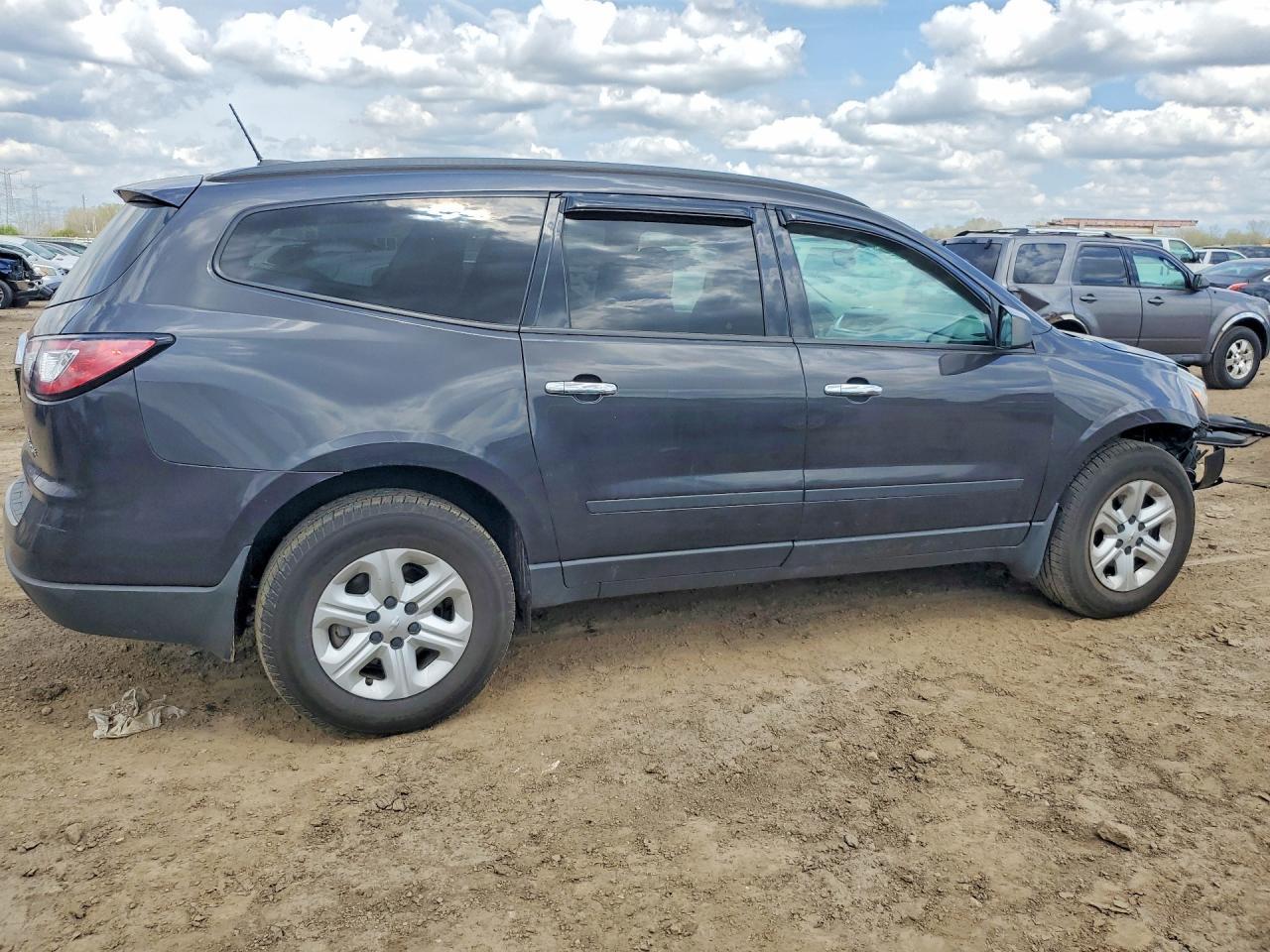 2017 Chevrolet Traverse Ls - Фото 4