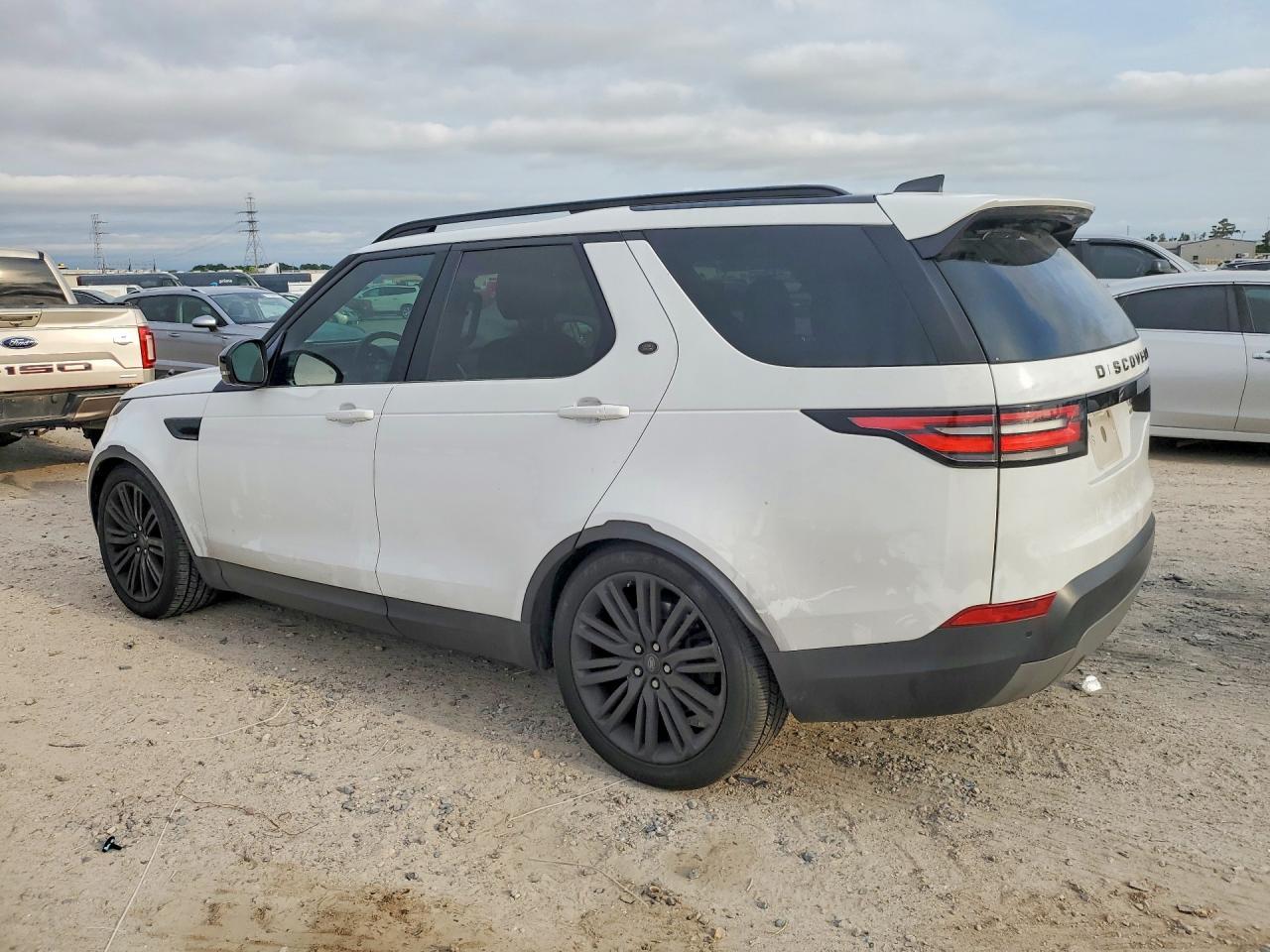 2017 Land Rover Discovery Hse - Image 2