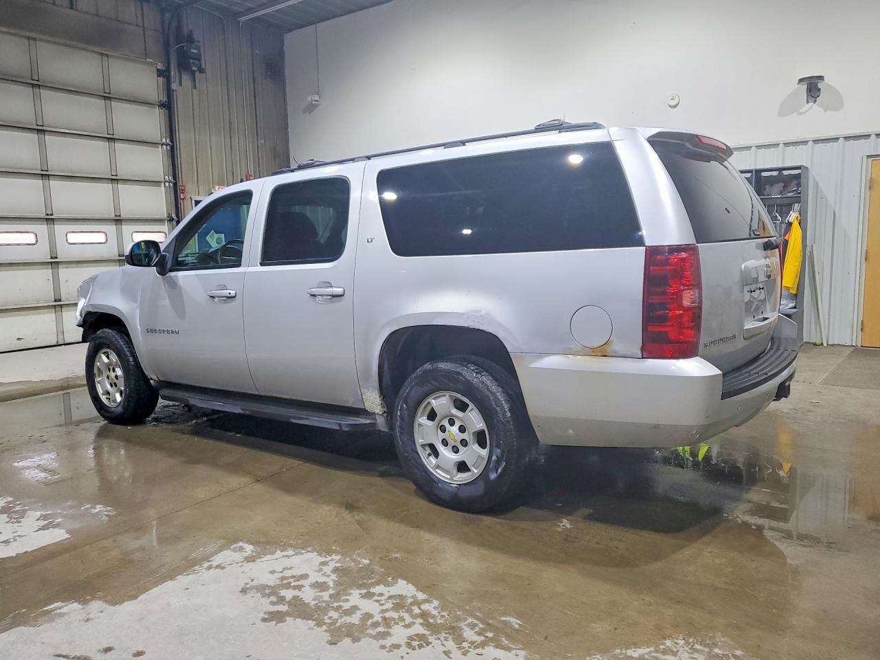 2010 Chevrolet Suburban K1500 Lt - Image 2