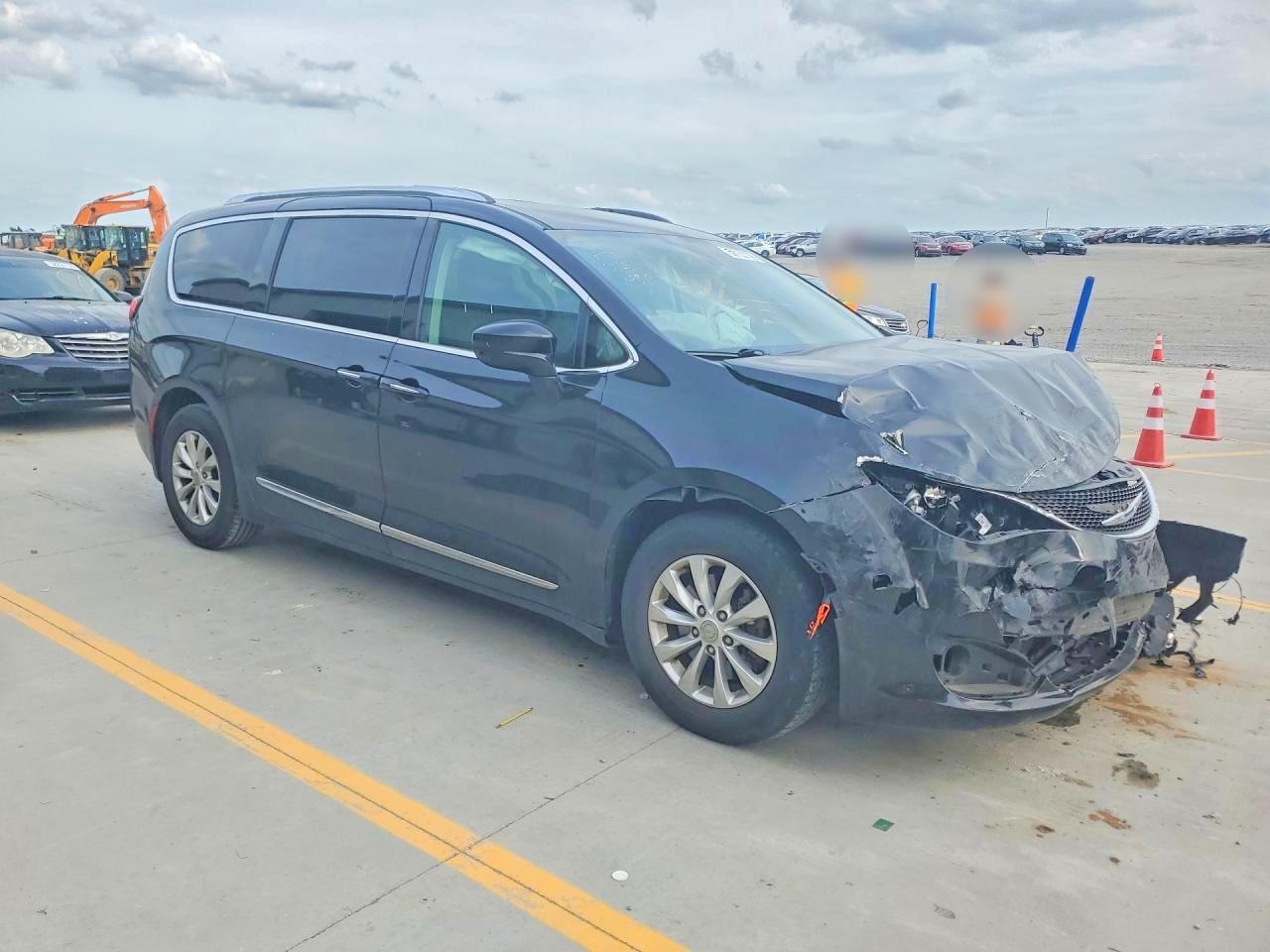 2018 Chrysler Pacifica Touring L - Image 4