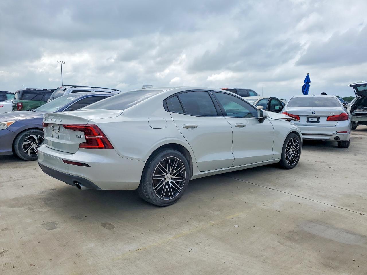 2019 Volvo S60 T6 Momentum - Фото 3