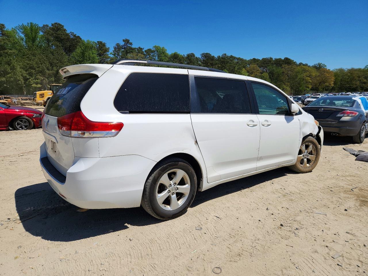 2013 Toyota Sienna Le - Фото 3