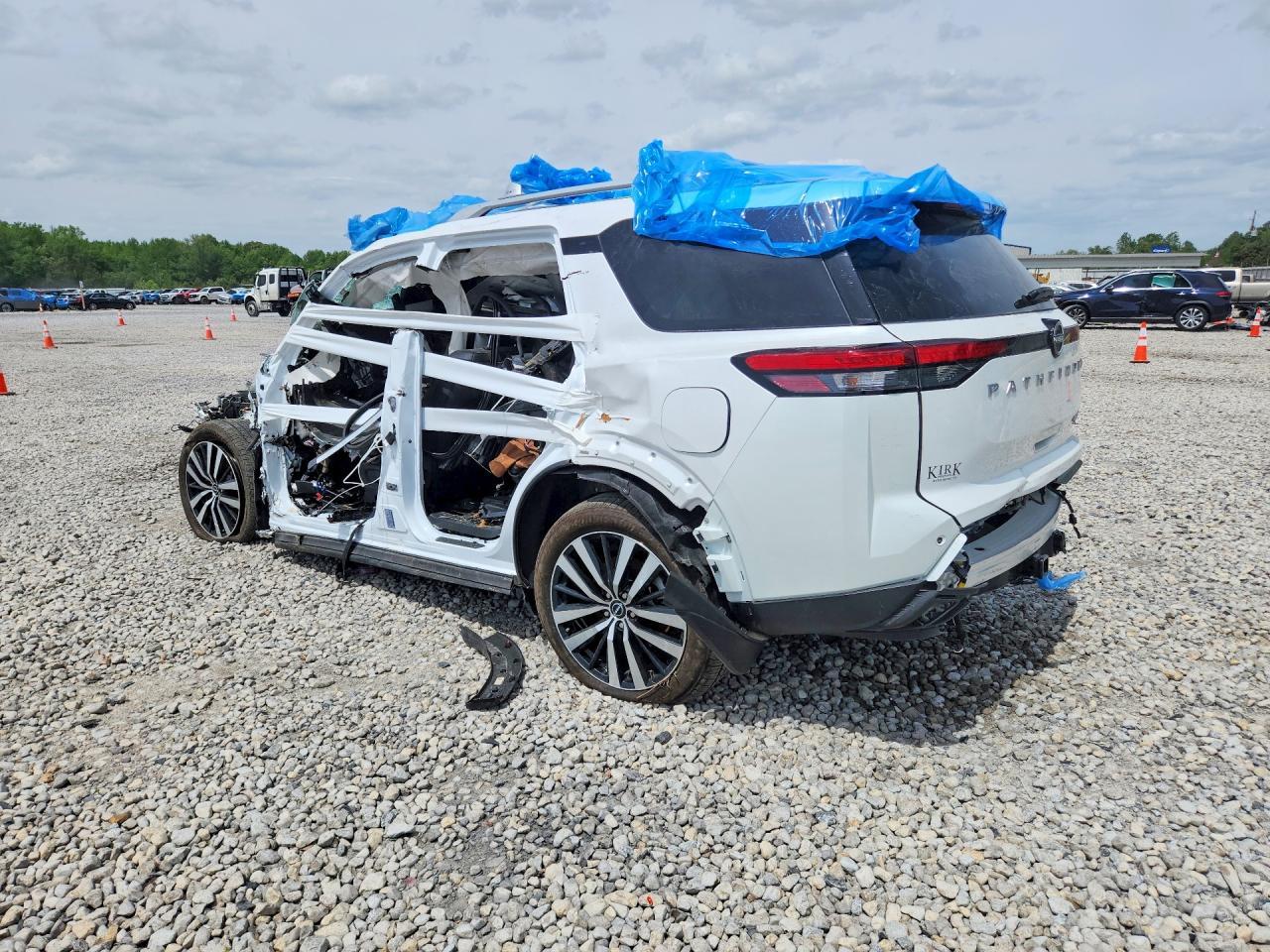 2025 Nissan Pathfinder Platinum - Image 2