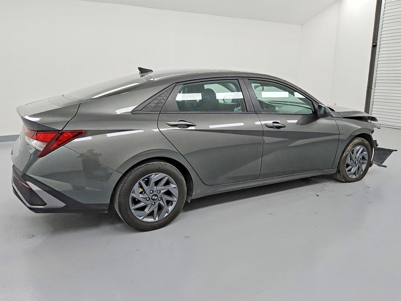 2024 Hyundai Elantra Sel - Image 3