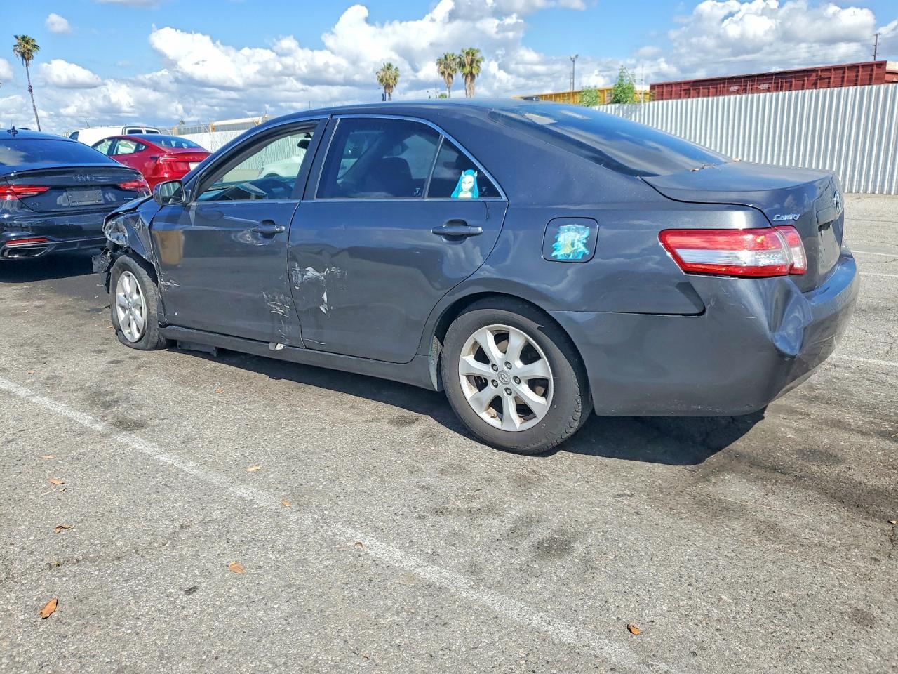 2011 Toyota Camry Le - Фото 2