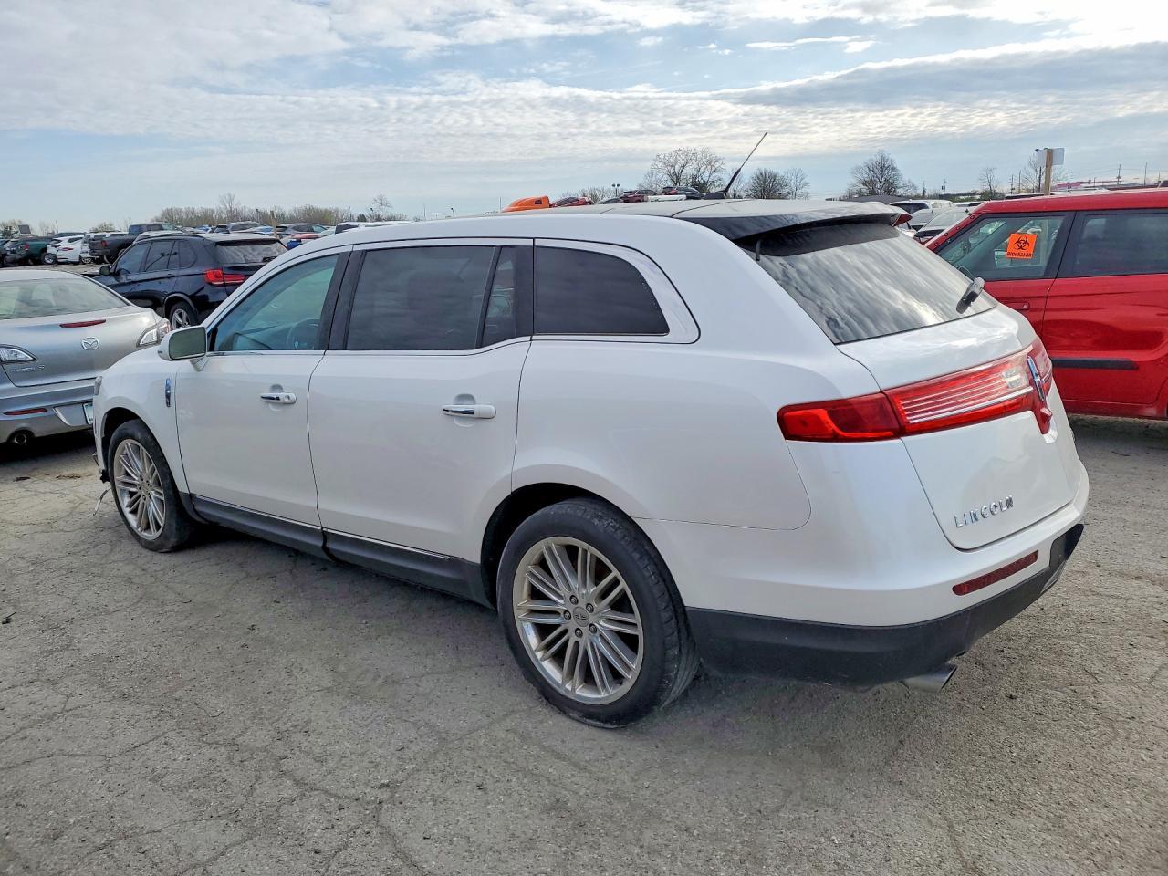 2018 Lincoln Mkt - Image 2