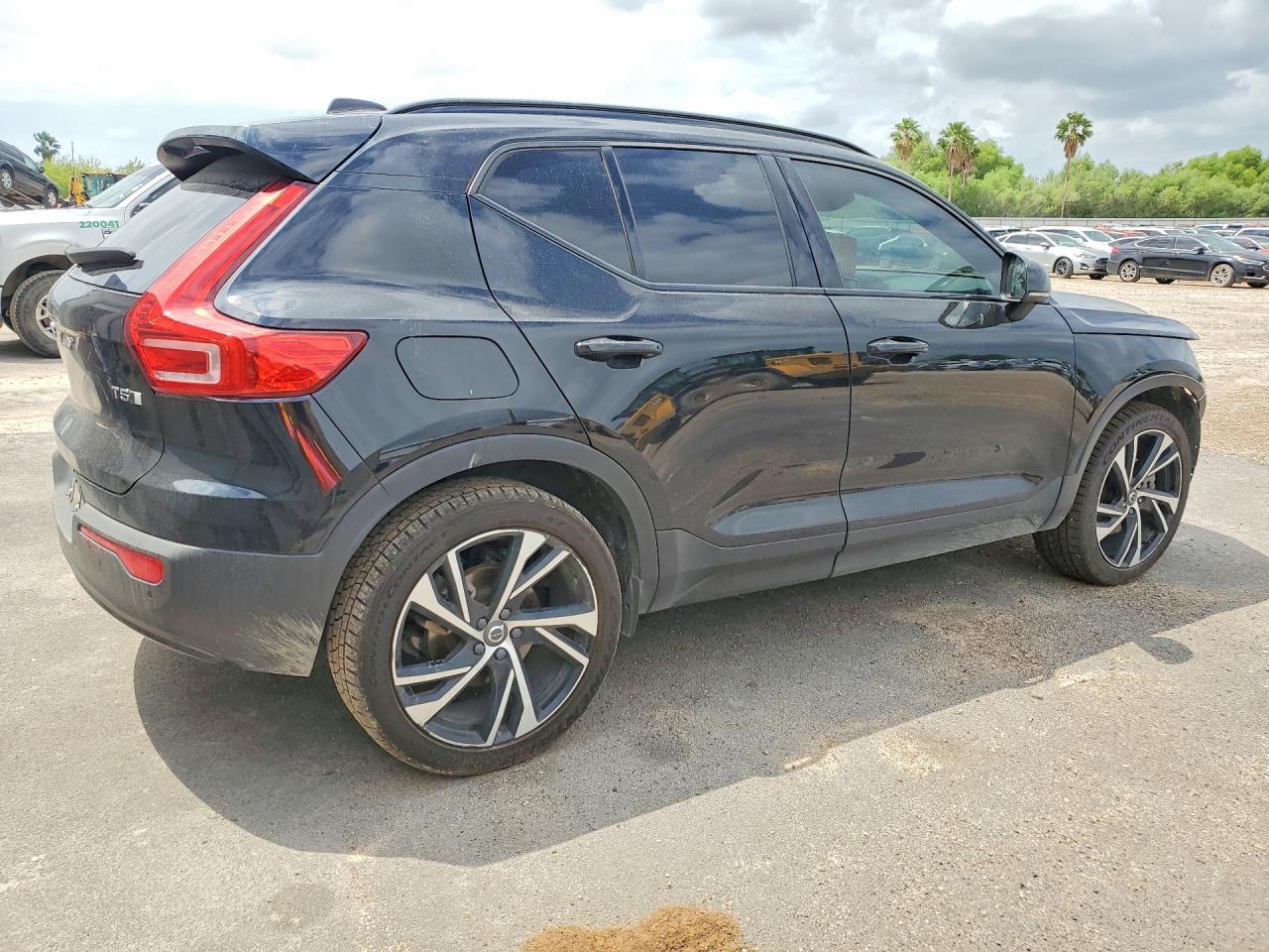 2021 Volvo Xc40 T5 R-Design - Image 3