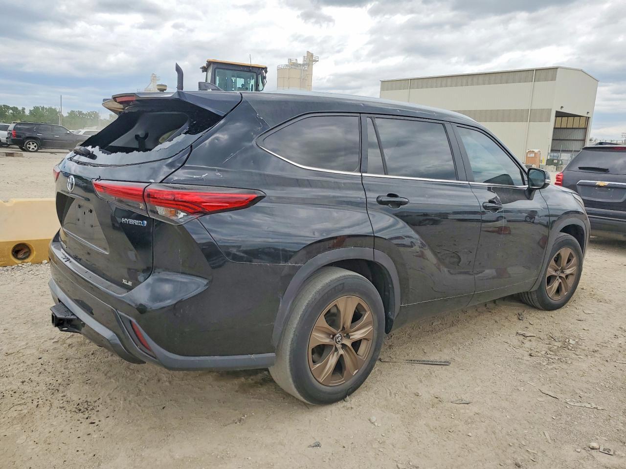 2023 Toyota Highlander Hybrid Bronze Edition - Image 3