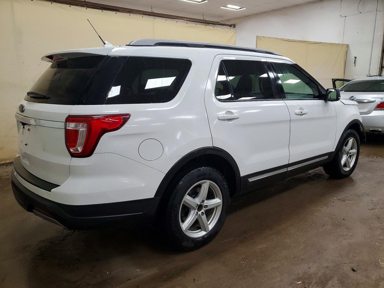 2019 Ford Explorer Xlt - Фото 3