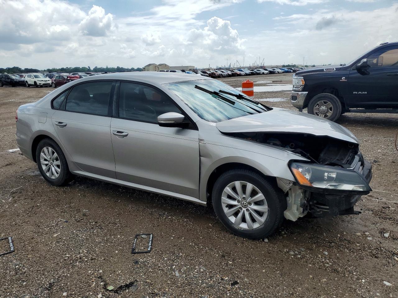 2014 Volkswagen Passat S - Фото 4