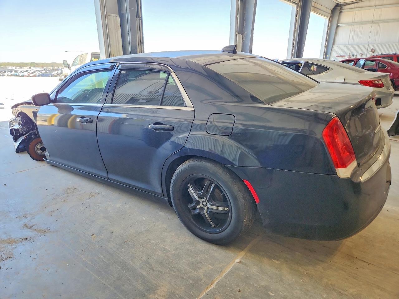 2015 Chrysler 300 Limited - Фото 2