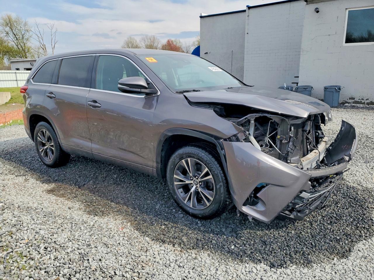 2017 Toyota Highlander Le - Image 4