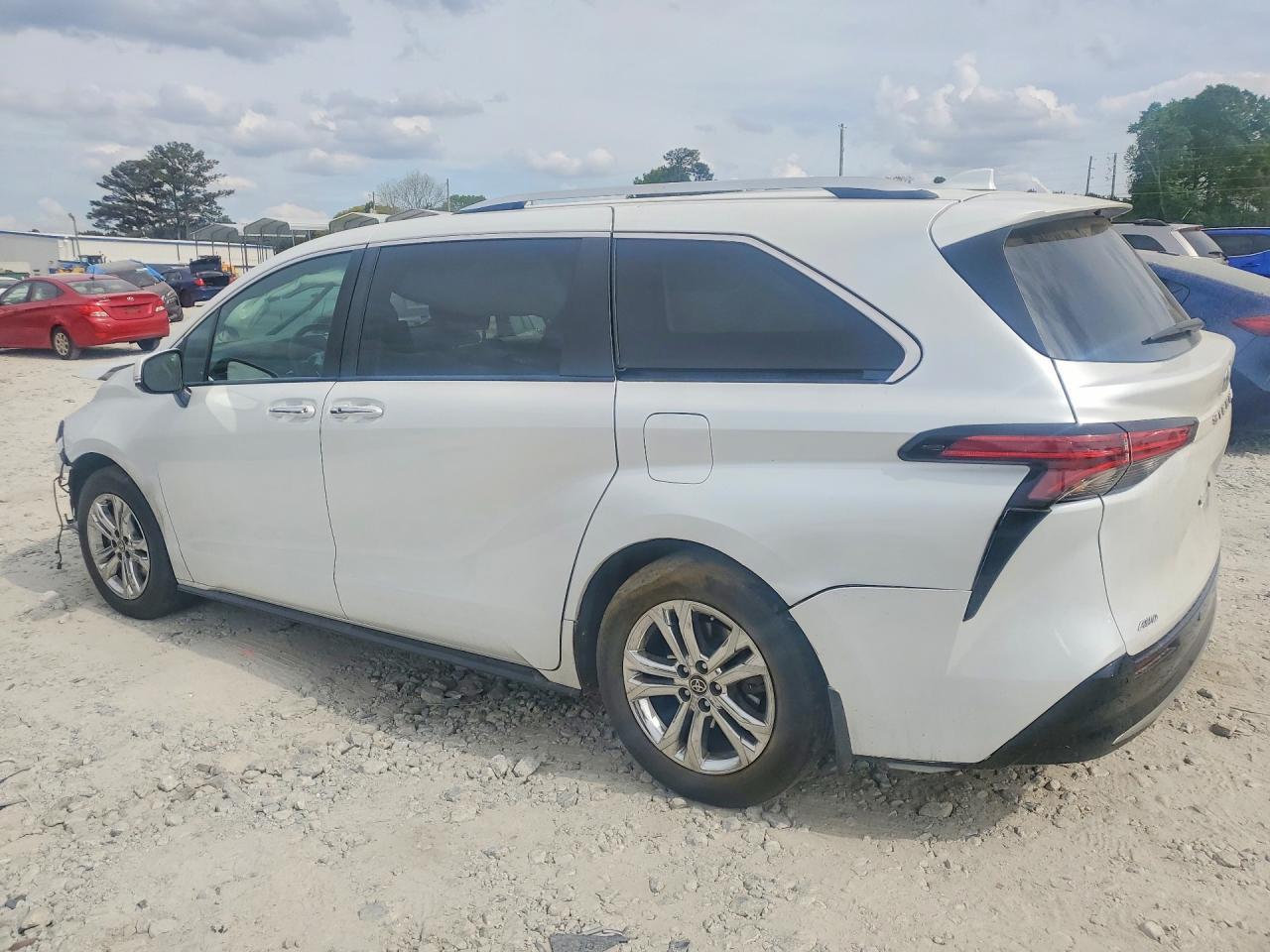 2023 Toyota Sienna Platinum 7-Passenger - Фото 2
