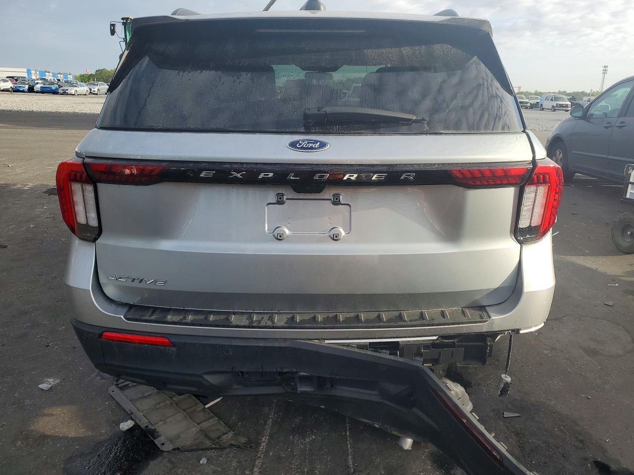 2025 Ford Explorer Active - Image 6