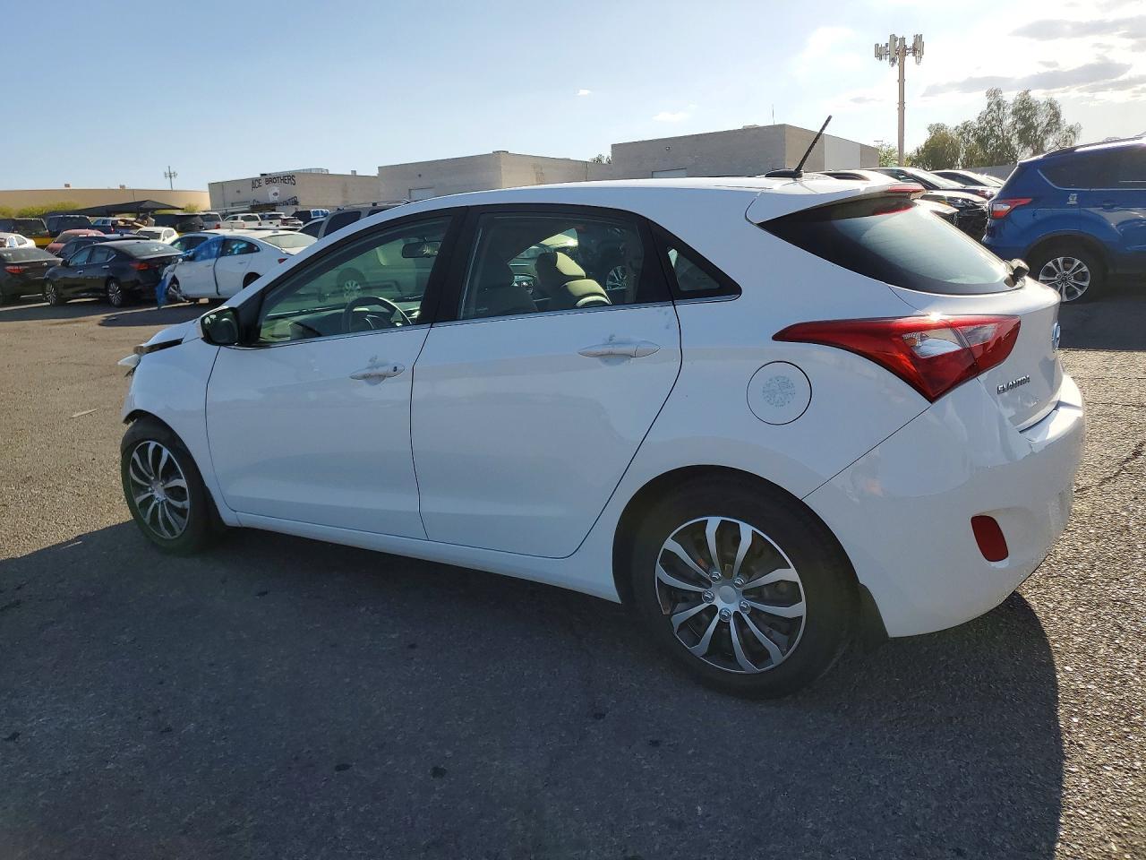 2017 Hyundai Elantra Gt Base - Фото 2