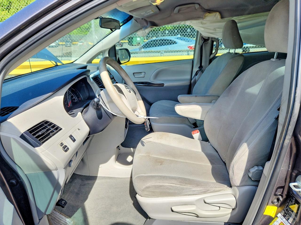 2012 Toyota Sienna Base 7-Passenger - Image 7
