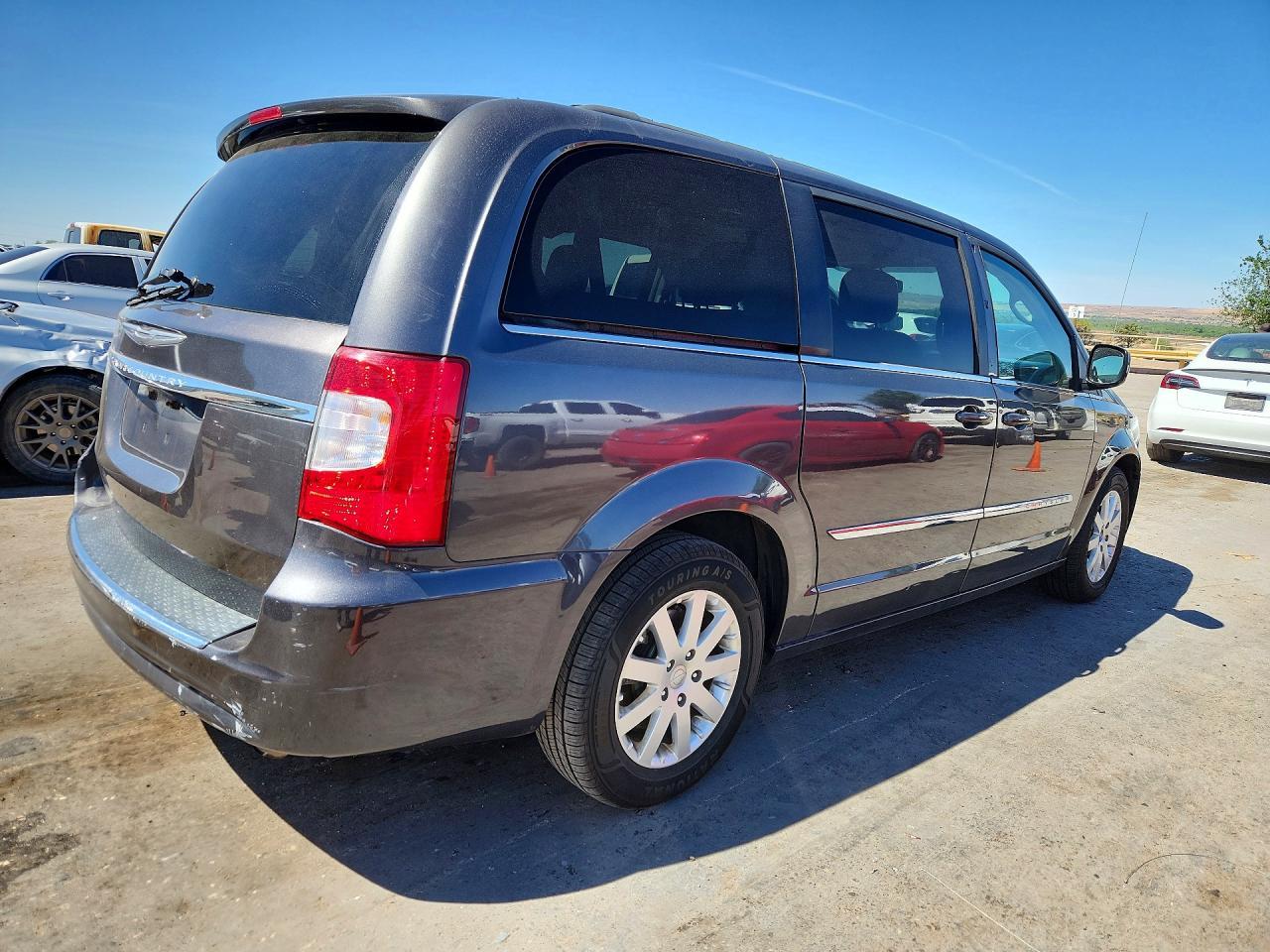 2016 Chrysler Town & Country Touring - Фото 3