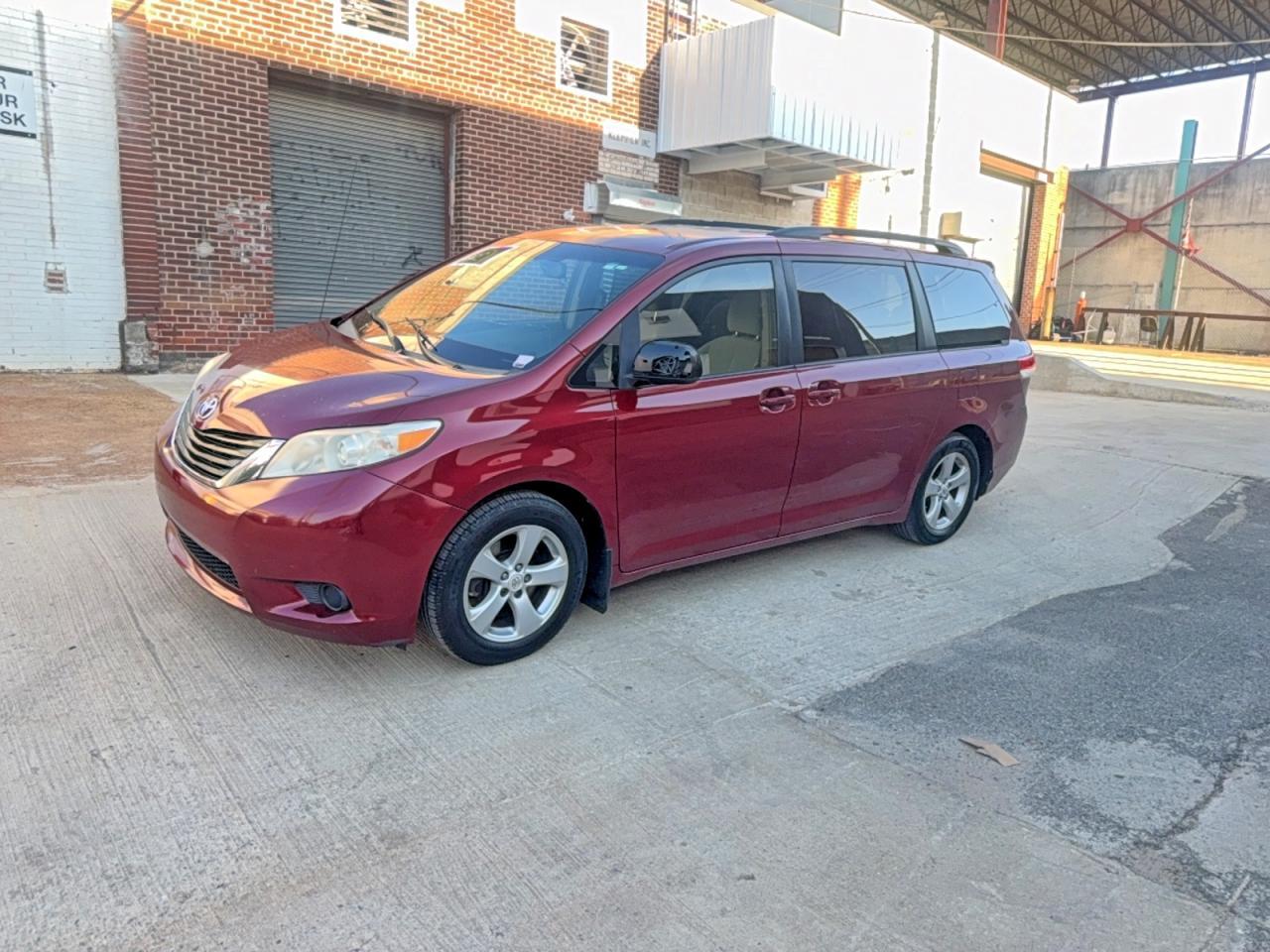 2011 Toyota Sienna Le - Фото 2