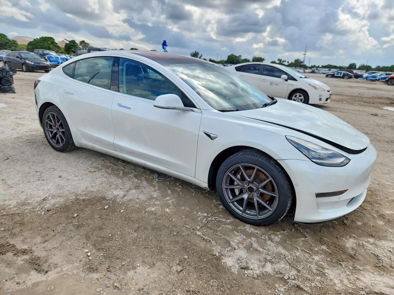 2018 Tesla Model 3 - Фото 4