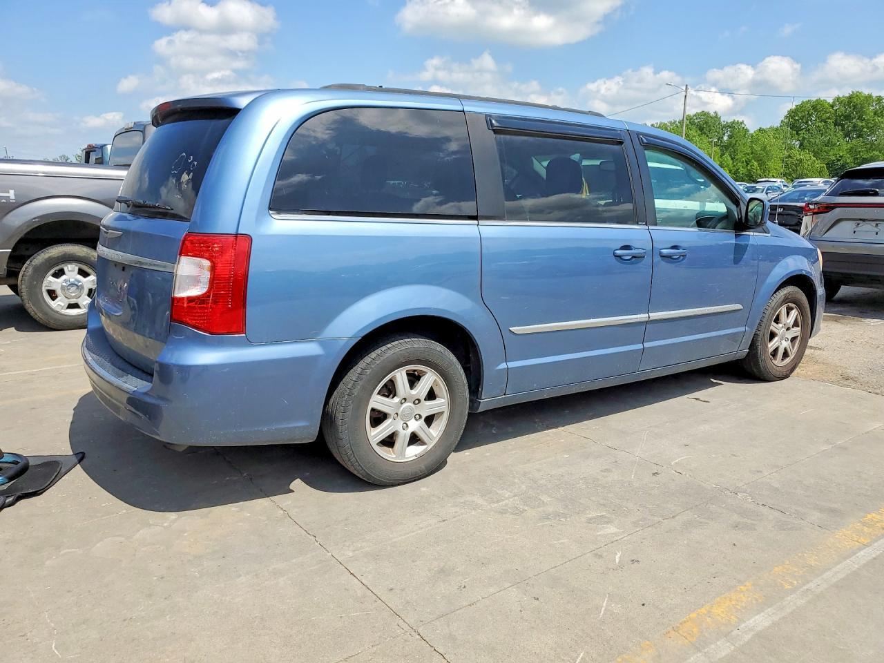 2012 Chrysler Town & Country Touring - Фото 3