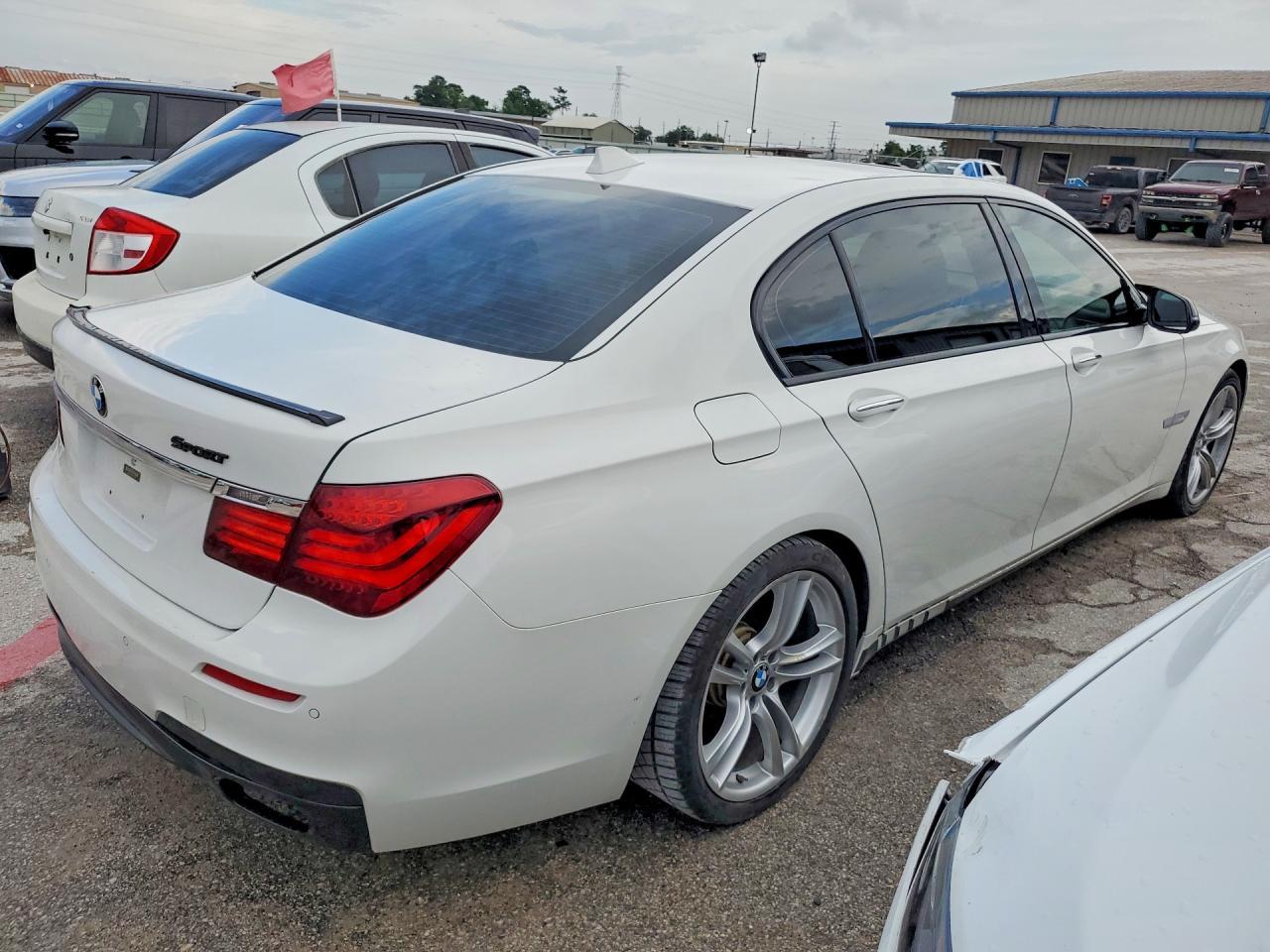 2013 BMW 750 Li - Фото 3