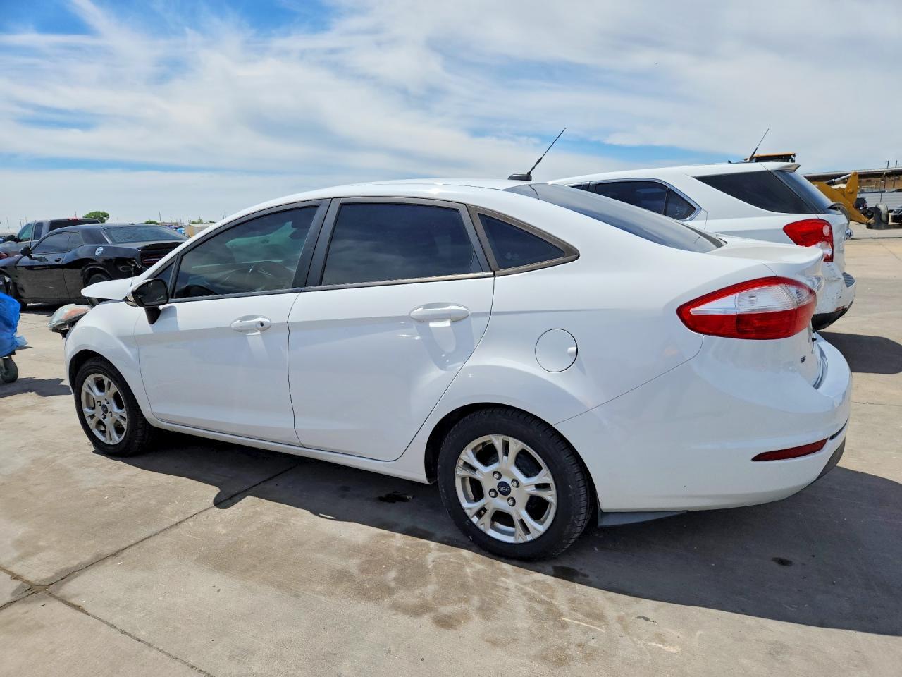 2015 Ford Fiesta Se - Фото 2
