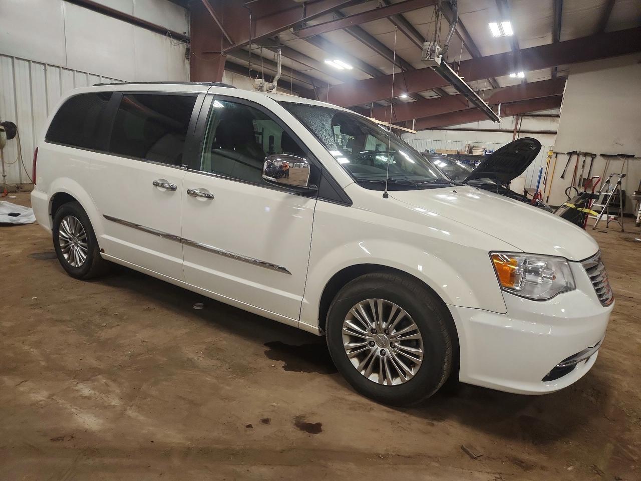 2013 Chrysler Town & Country Touring L - Фото 4