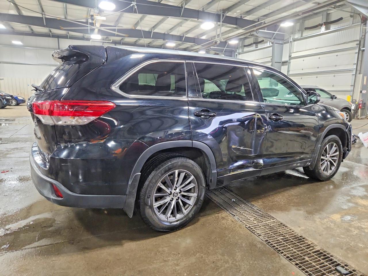 2017 Toyota Highlander Xle - Image 3