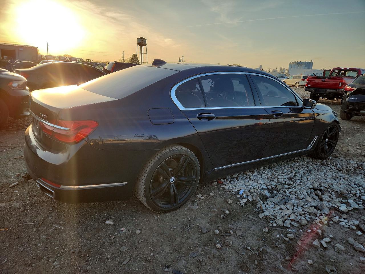 2016 BMW 750 Xi - Image 3