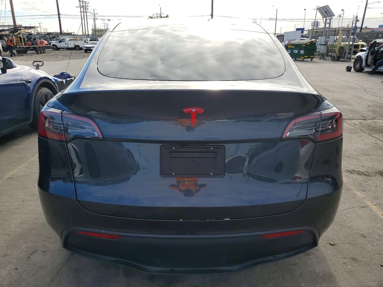 2025 Tesla Model Y - Фото 6