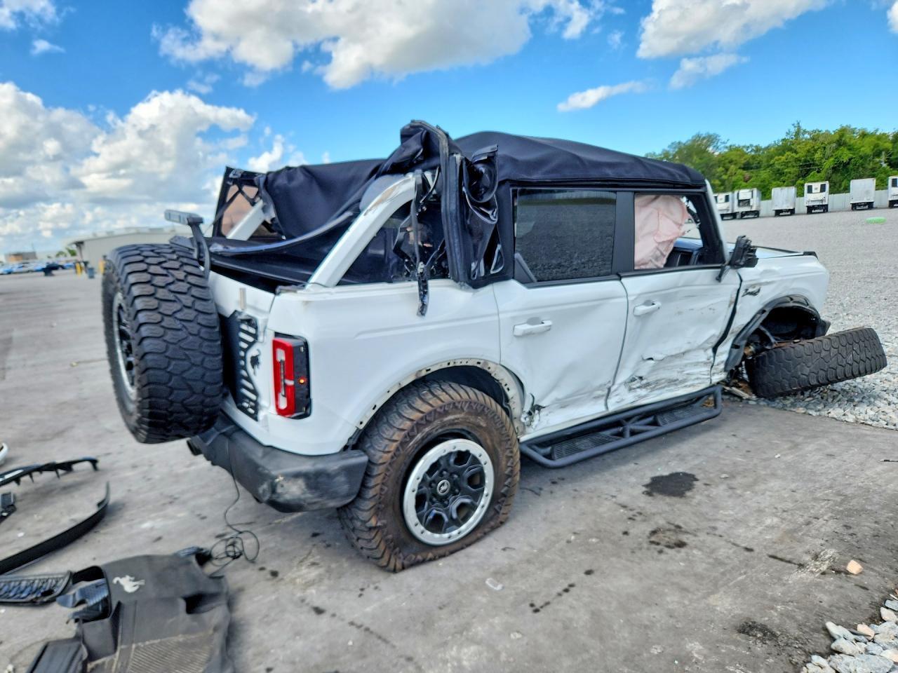 2022 Ford Bronco Base - Image 3