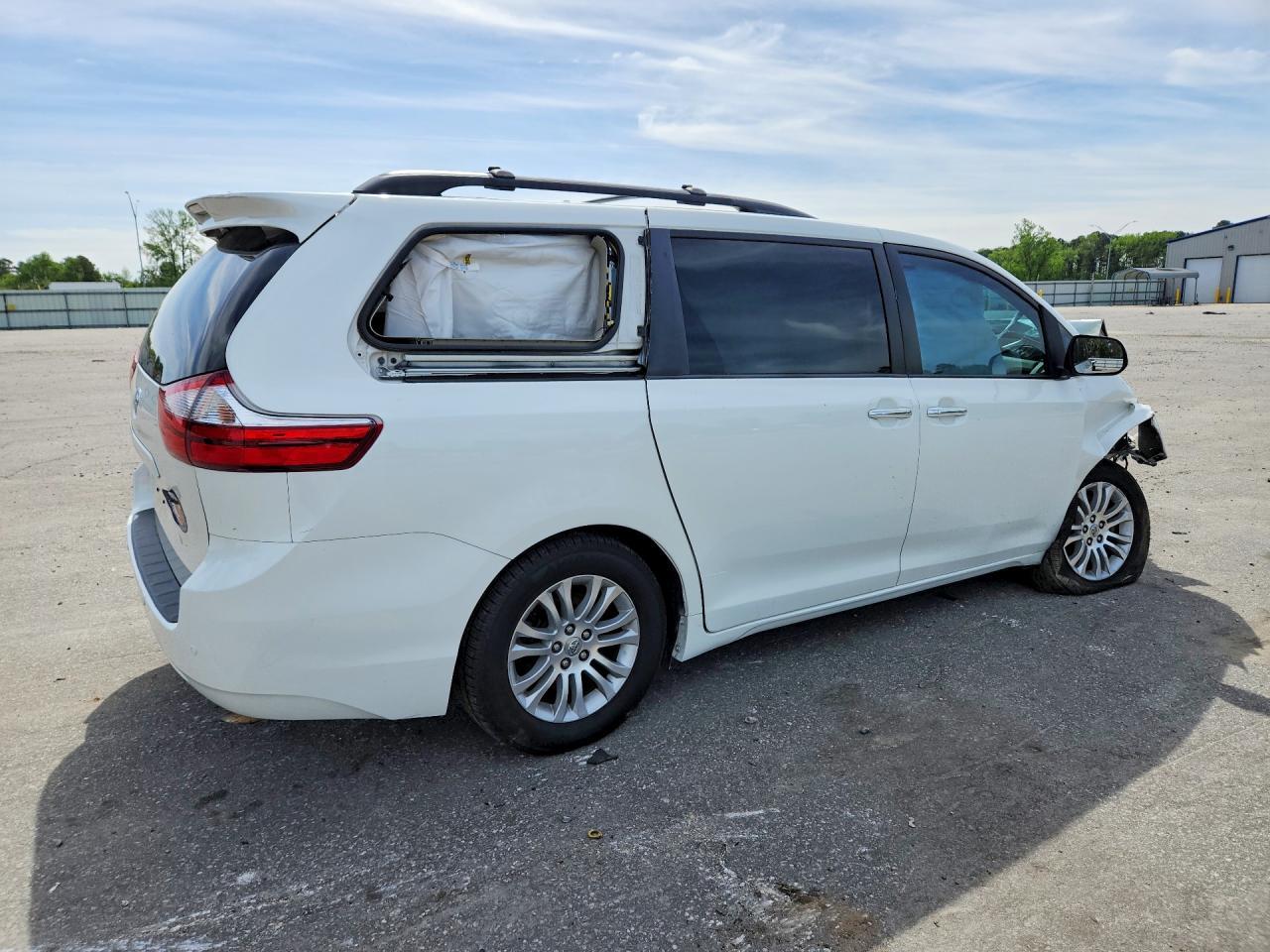 2015 Toyota Sienna Xle Premium 8-Passenger - Image 3