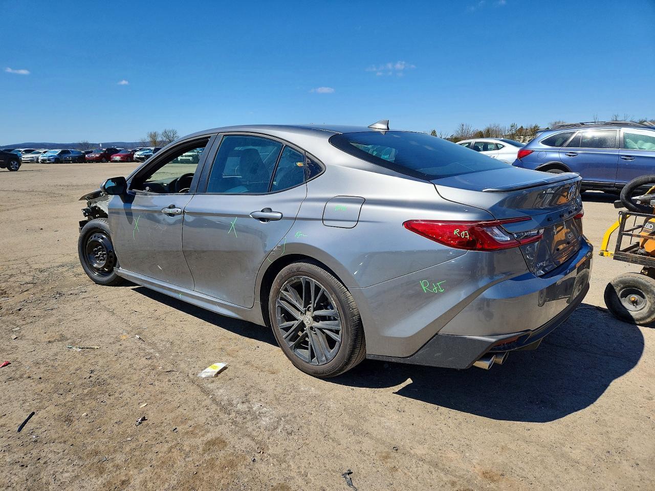 2025 Toyota Camry Se - Фото 2