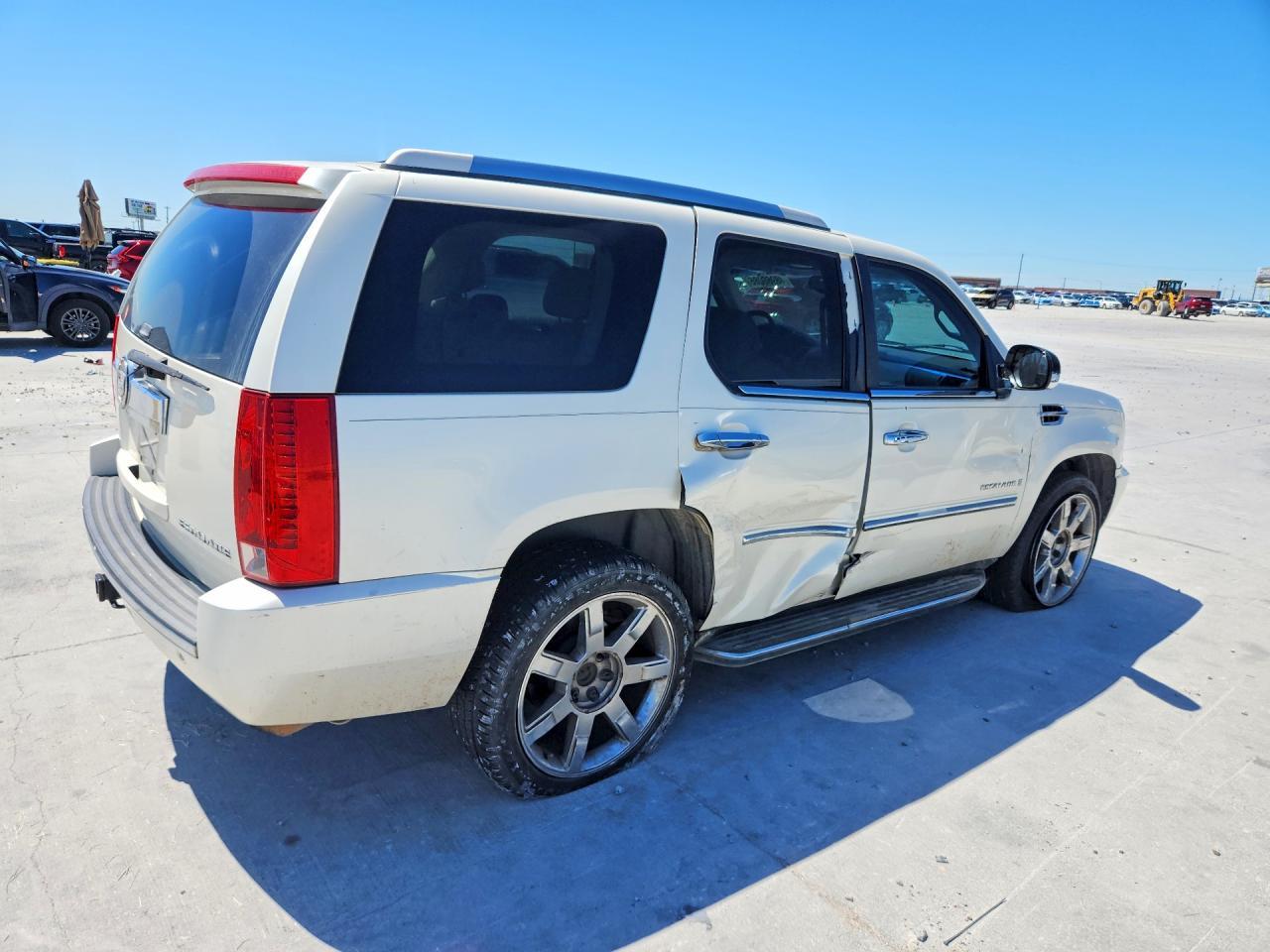 2008 Cadillac Escalade Luxury - Image 3