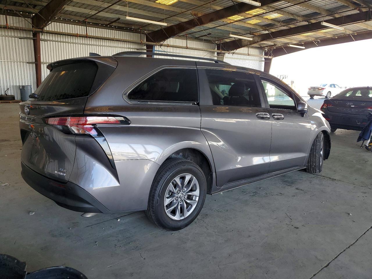 2021 Toyota Sienna Xle - Фото 3