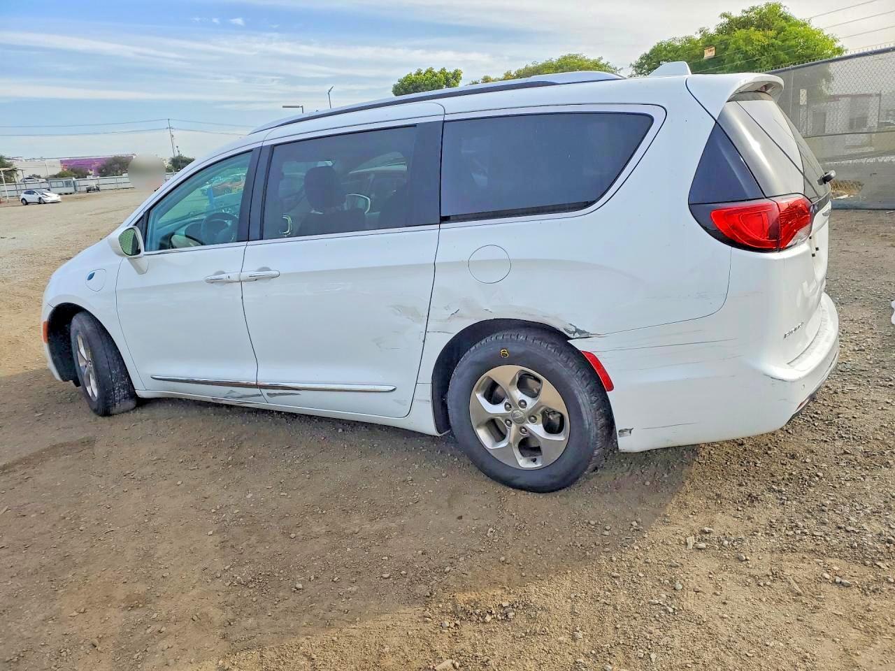 2018 Chrysler Pacifica Hybrid Touring L - Image 2