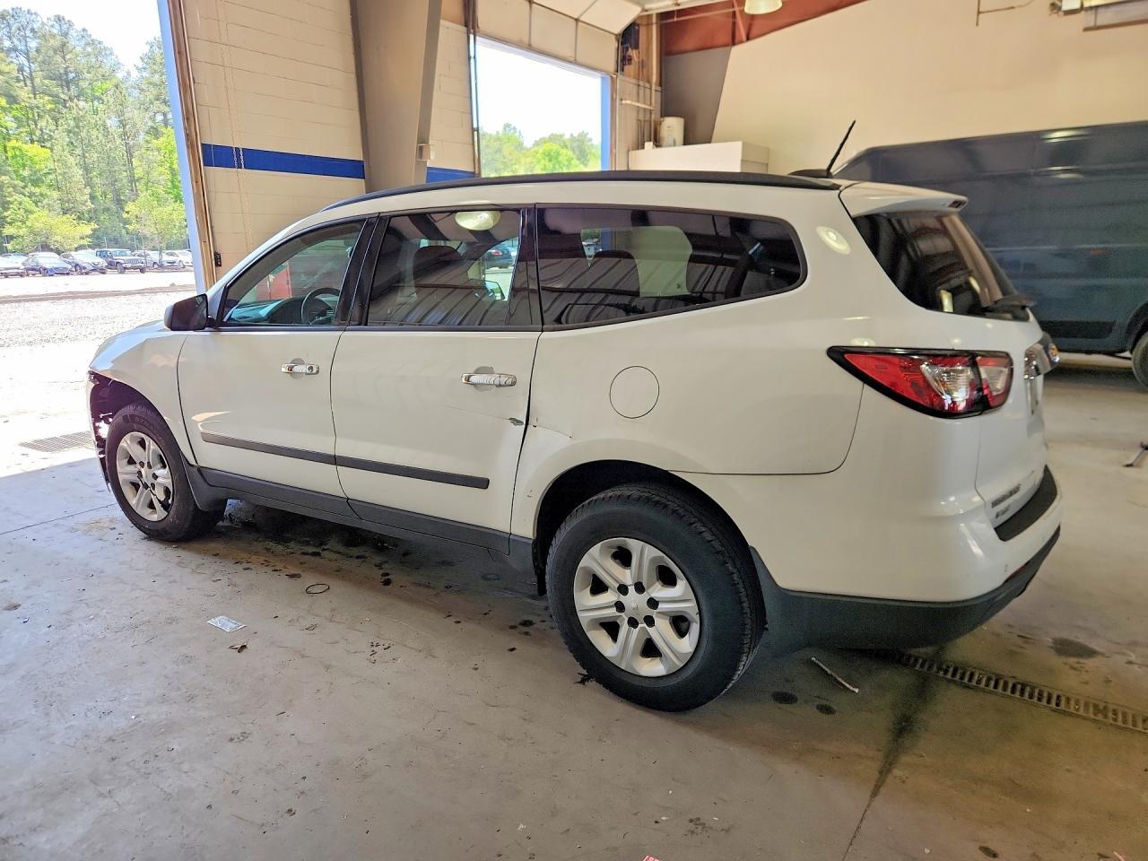 2017 Chevrolet Traverse Ls - Фото 2