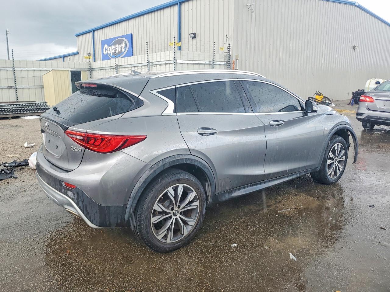 2017 Infiniti Qx30 Luxury - Image 3
