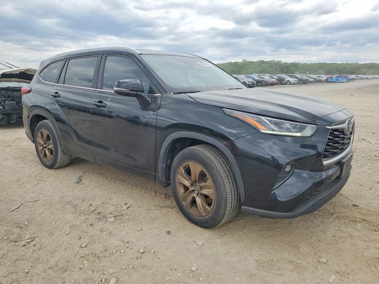 2023 Toyota Highlander Hybrid Bronze Edition - Image 4